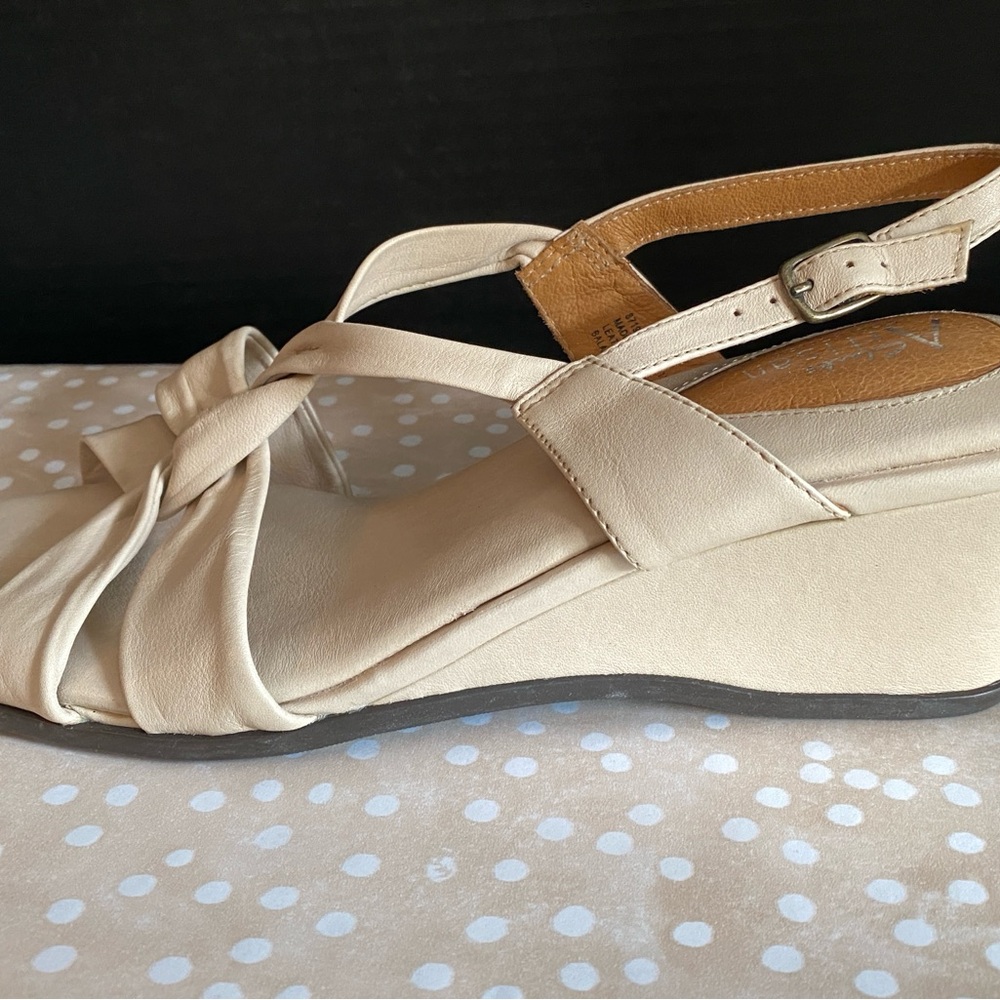 Naturalizer Gem!! Elegant & Comfortable Cream Wedge Sandals